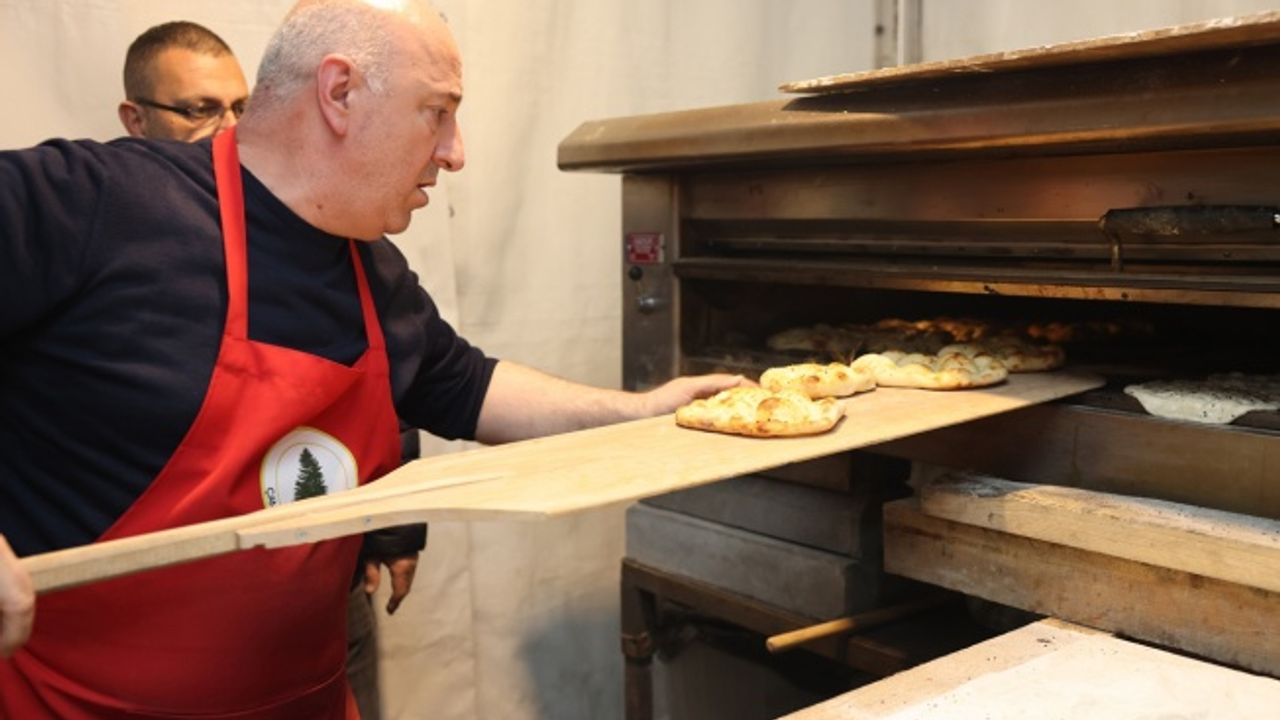 Başkan Bıyık depremzedeler için pide pişirdi