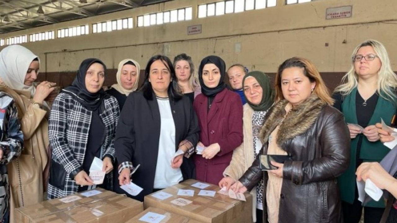 Bursalı 'AK Kadınlar'dan 550 koli mutfak seti