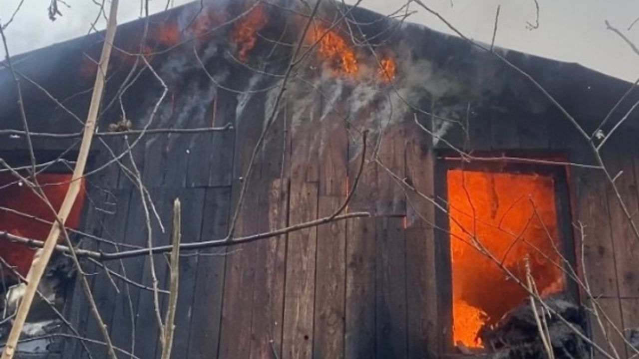 Düzce'de yangın: Ahşap ev kullanılamaz hale geldi