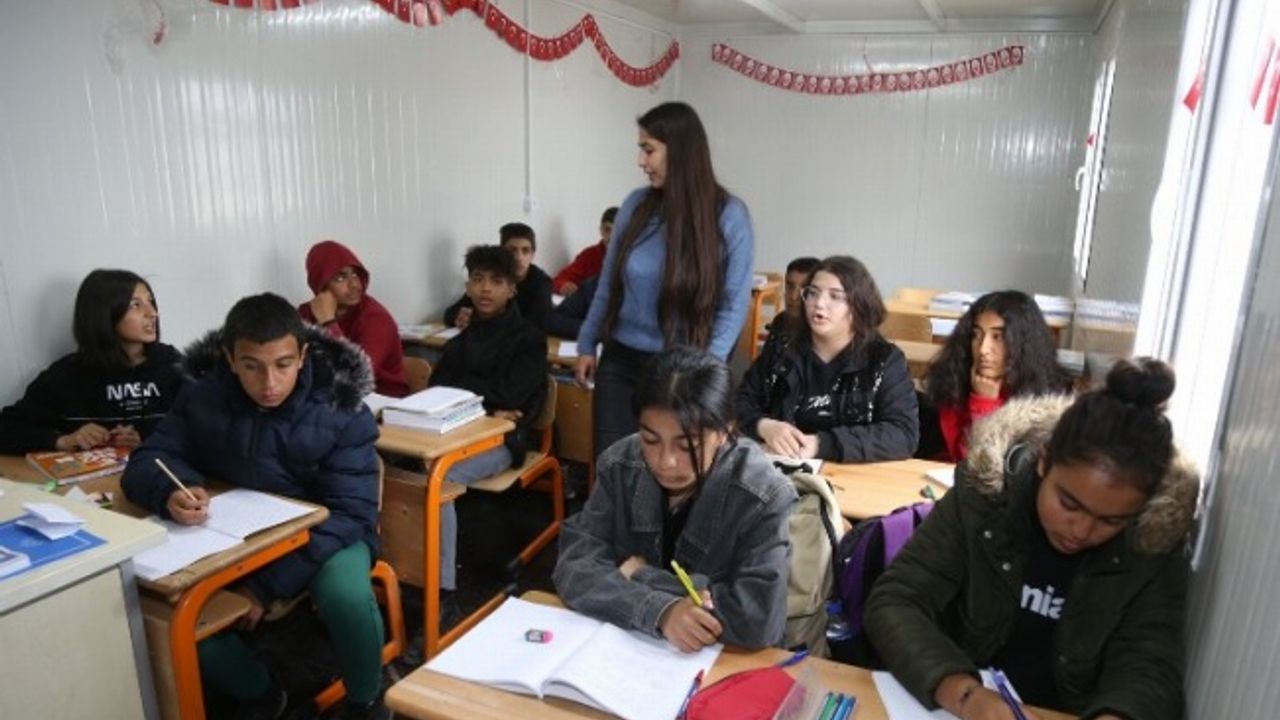 İlk ders gününde çanta ve kırtasiye desteği Gaziantep Büyükşehir'den