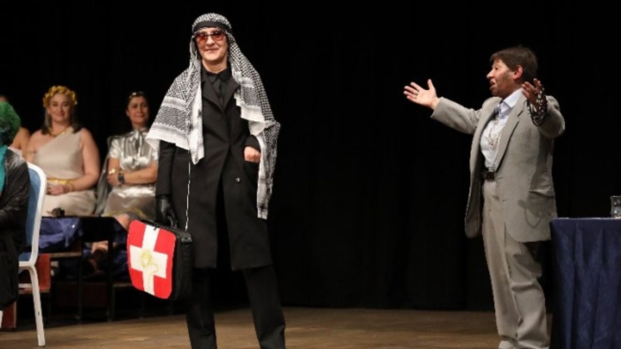 İzmir'de 'Güçlü Kadınlar' afetzedeler için sahne aldı