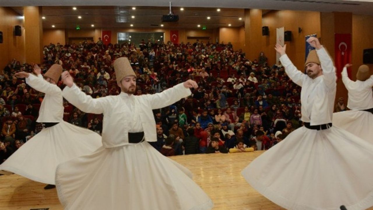 Konya'da sema programlarıyla moral veriyor