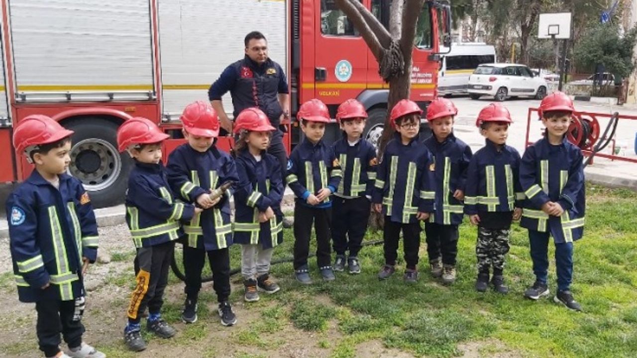 Manisa'da minik öğrenciler 'İtfaiye Amca'larıyla buluştu