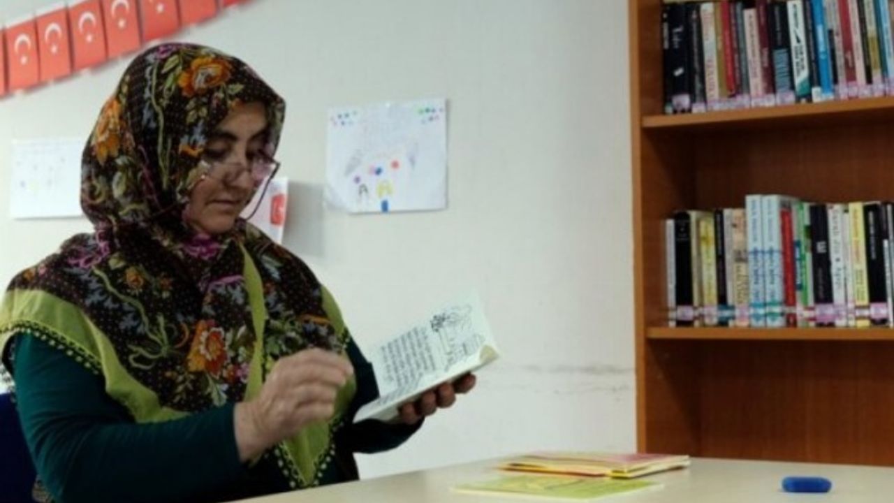 58 yaşındaki depremzede Bingöl'de okuma ve yazmayı öğrendi