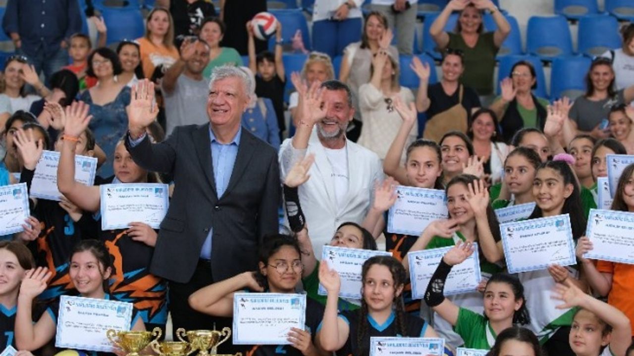 İzmir Narlıdere'nin spor okullarında sertifika heyecanı