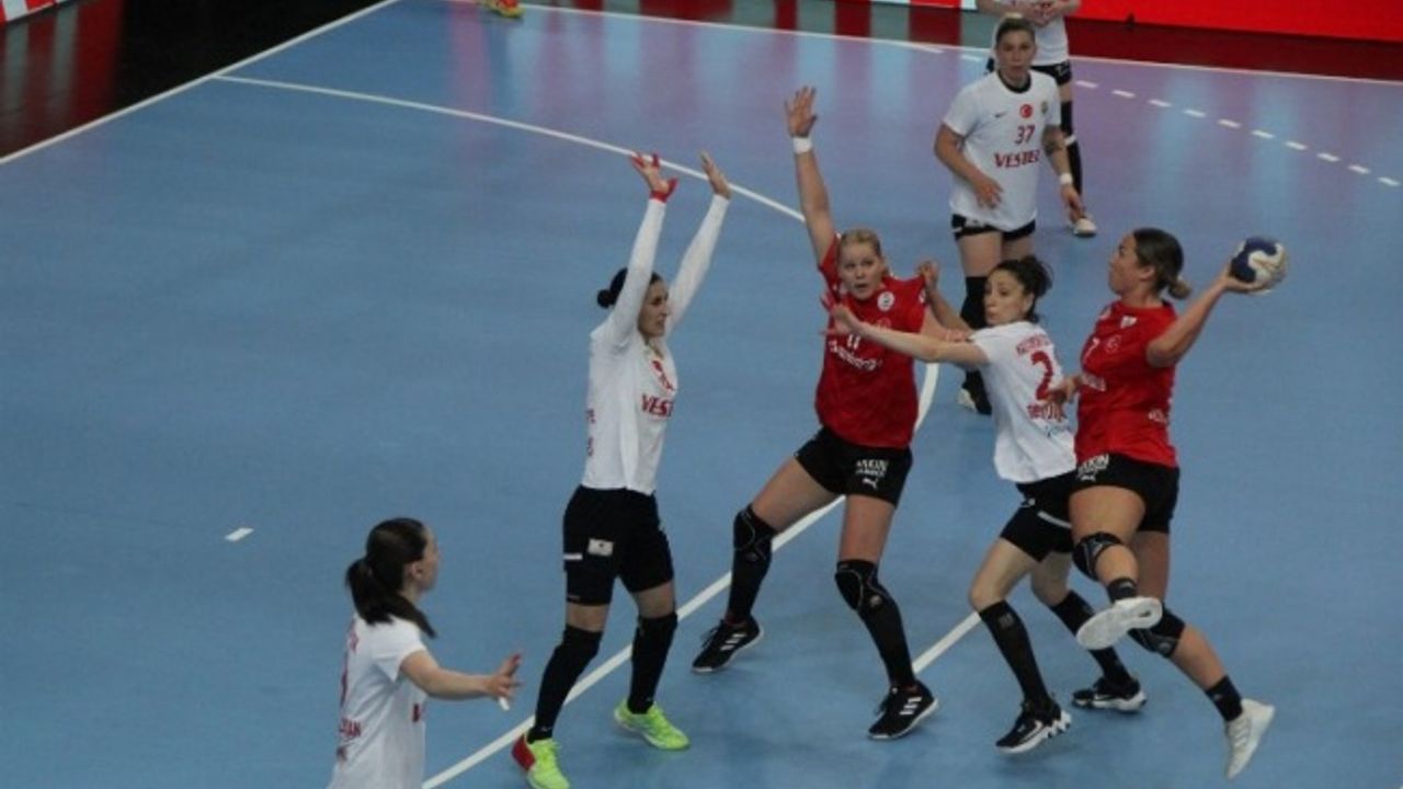 Kadınlar Süper Ligi'de Kastamonu ve Konyaaltı finalde