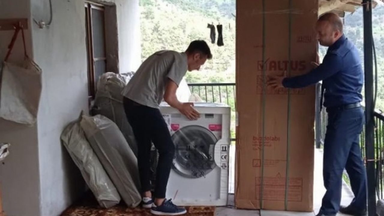 Manisa Akhisar'da evi yanan aileye Büyükşehir eli