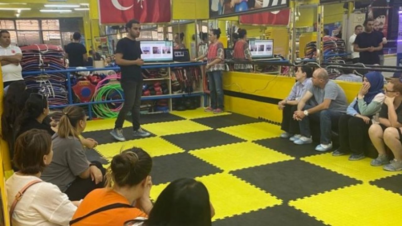 İzmir Konak'ta veliler uyuşturucu kullanımına karşı bilgilendirildi