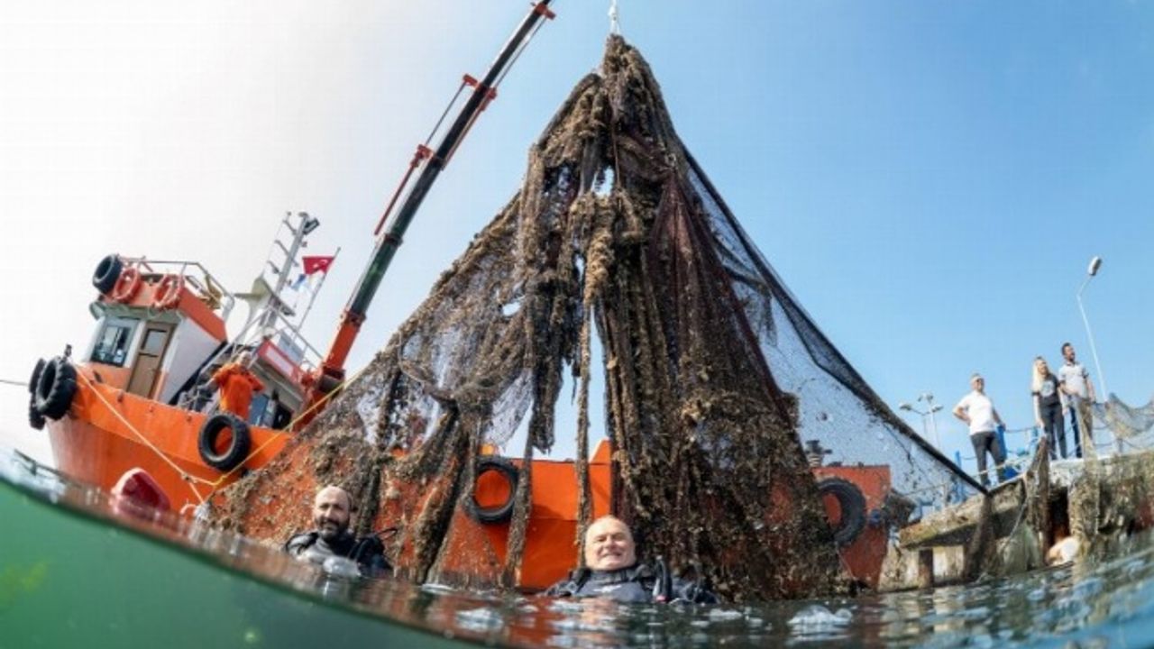 İzmit Körfezinden 5 ton hayalet ağ çıkarıldı