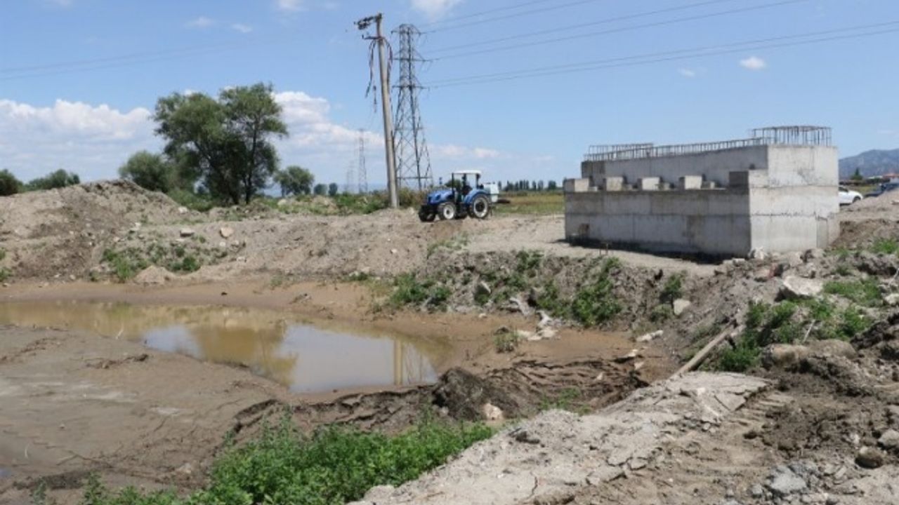 Manisa Salihli'de dur geç köprüleri ortadan kalkıyor