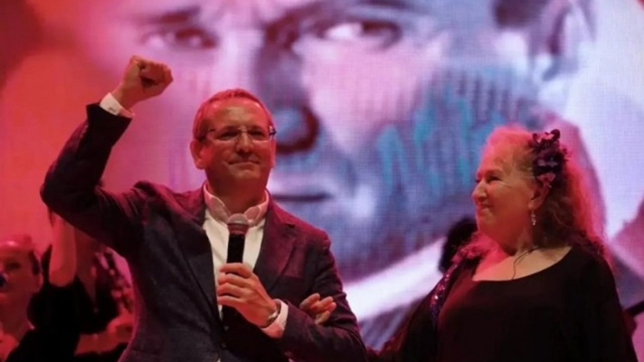 Suzan Kardeş'ten Ayvalık'ta İzmir Marşı sürprizi