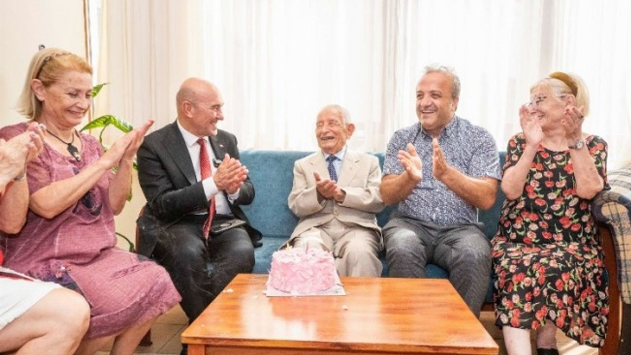 Başkan Soyer asırlık çınar İsmail İnceboy’u ziyaret etti