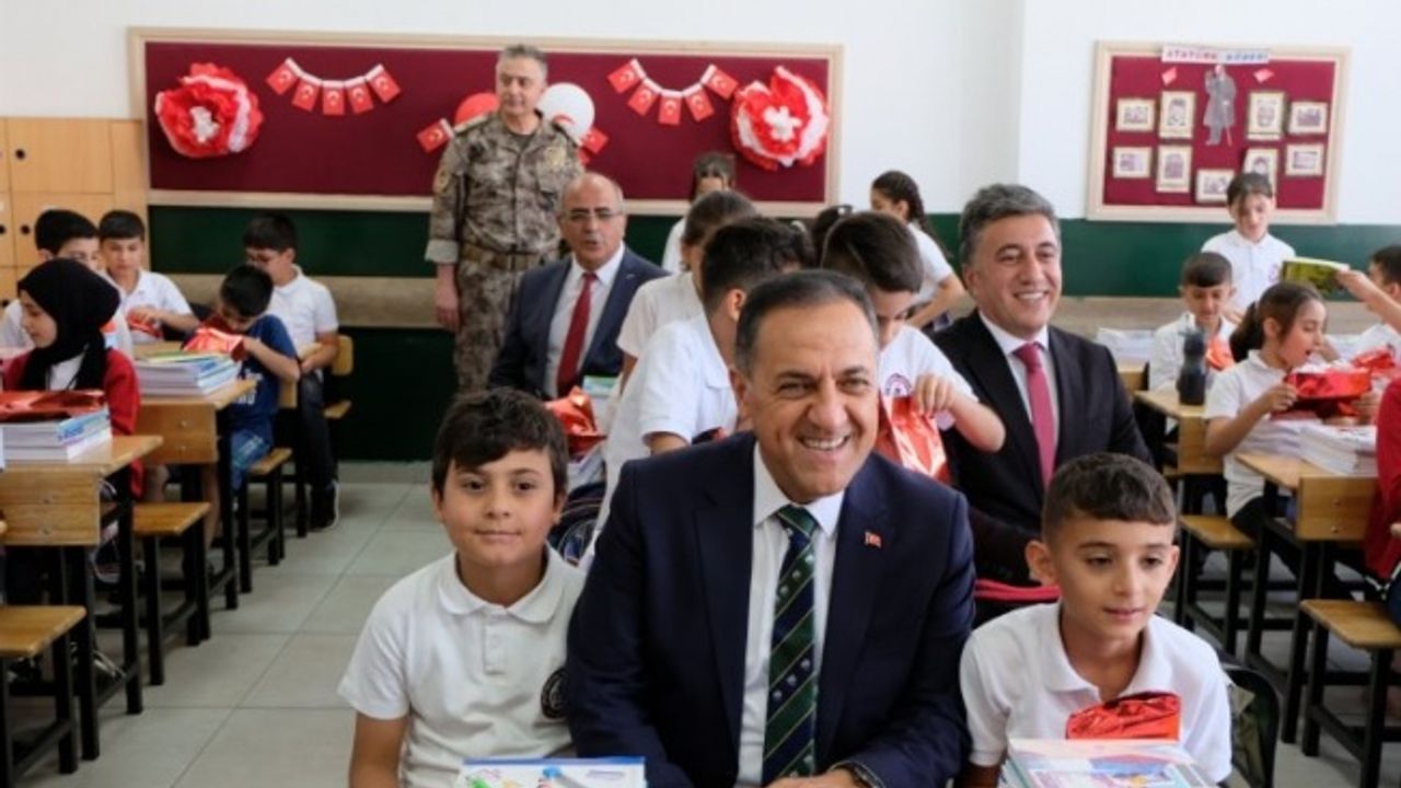 Bingöl Valisi Usta ilk derste öğrencileri yalnız bırakmadı