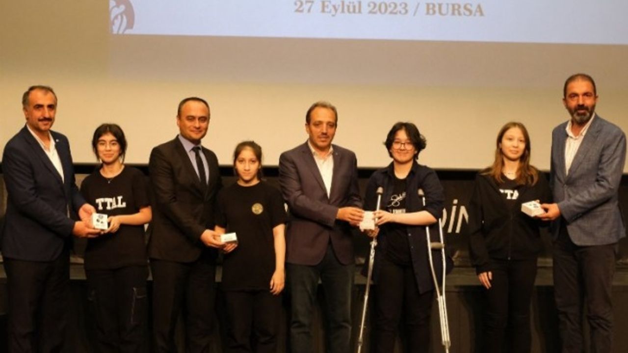 Bursa'da 'Bir Bilenle Bilge Nesil' ödüllerine kavuştu