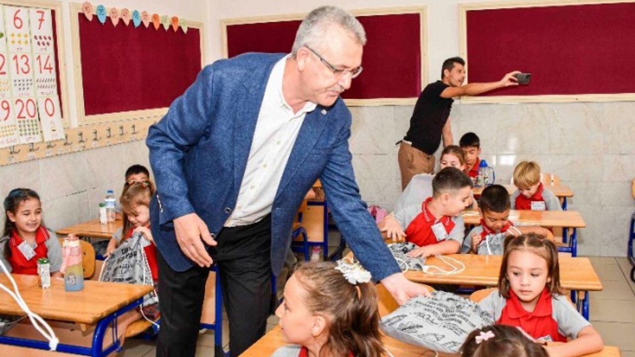 Bursa Karacabey'de öğrencilerin okul heyecanına ortak oldu