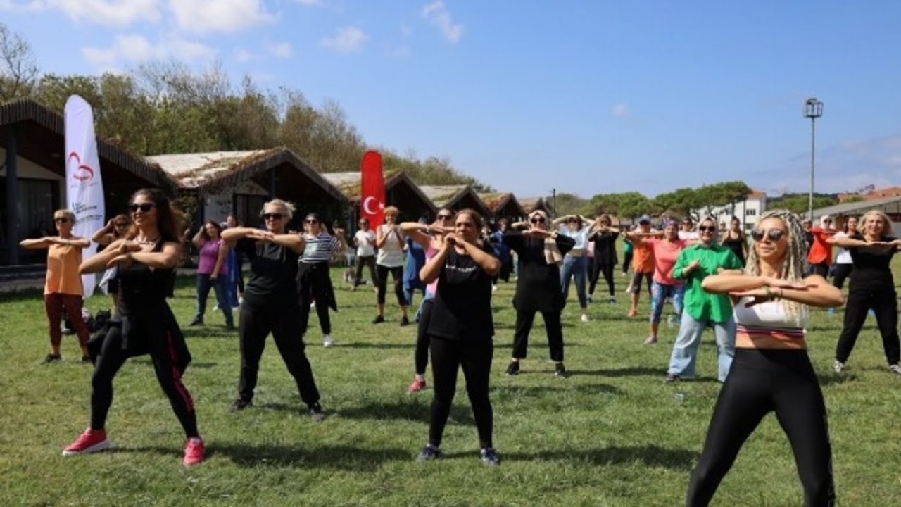 İzmitli kadınlar zumba ile eğlenerek spor yaptı
