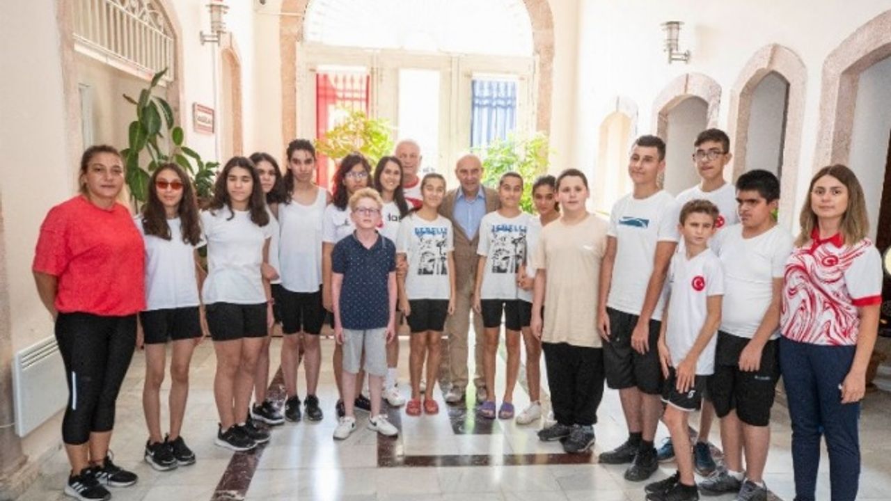 Milli takım sporcuları Başkan Soyer’i ziyaret etti