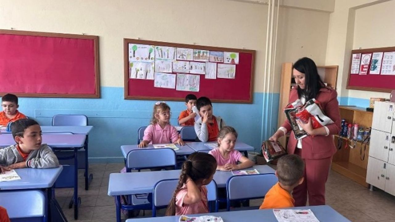Pazaryeri'de yeni öğrencilerin ilk hediyesi Başkan Tekin'den