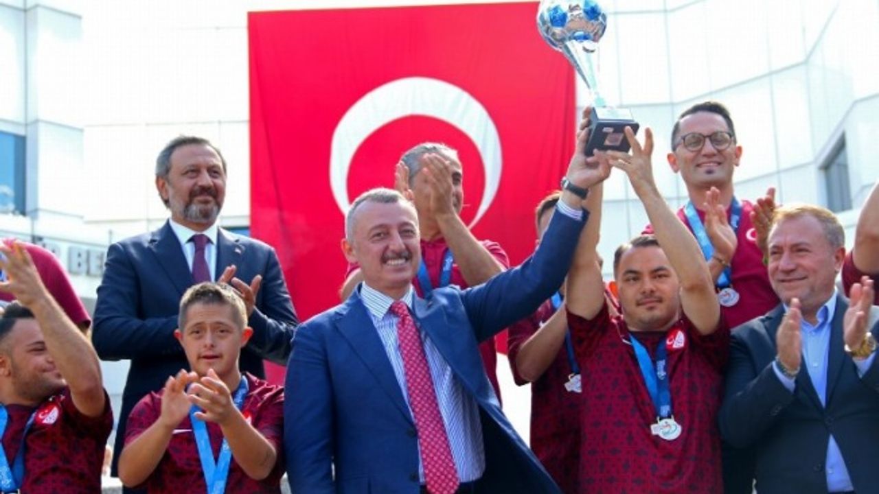 Şampiyonluk kupasını Başkan Büyükakın’a getirdiler... Sıradaki hedef Dünya Kupası...