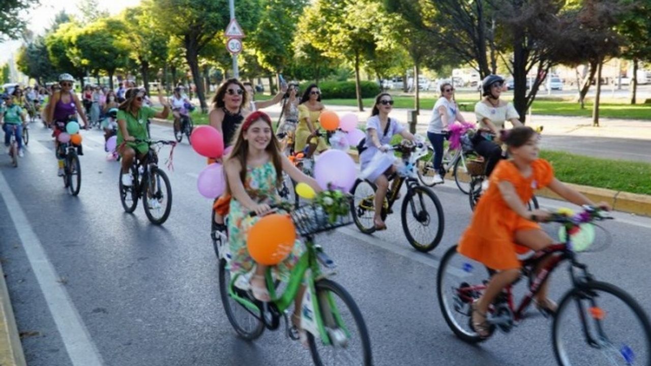 Süslü Kadınlar'dan bisiklette renkli görüntüler