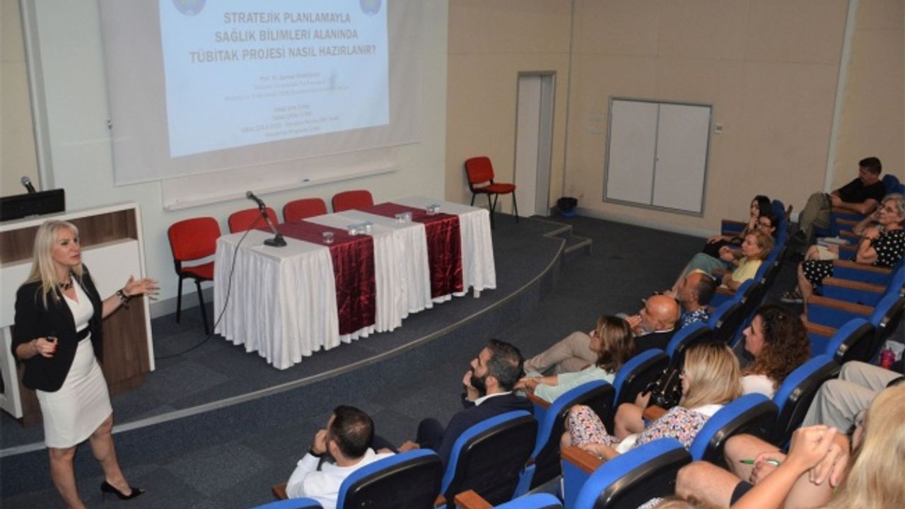 Yakın Doğu Üniversitesi’nin TÜBİTAK projeleri için düzenlediği Bilimsel Araştırma Projeleri Yazım Kursu’na yoğun katılım