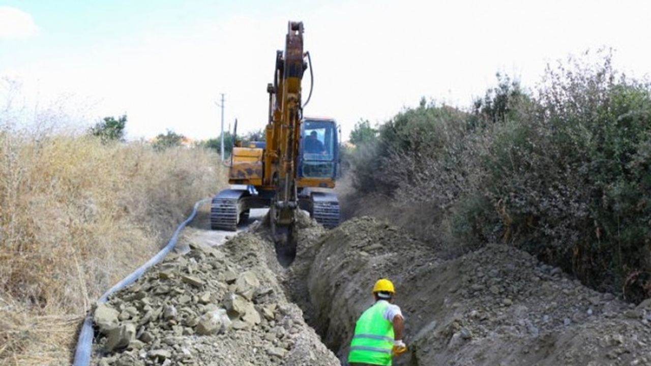 Yelten mahallesinde eskiyen içme suyu boruları yenileniyor
