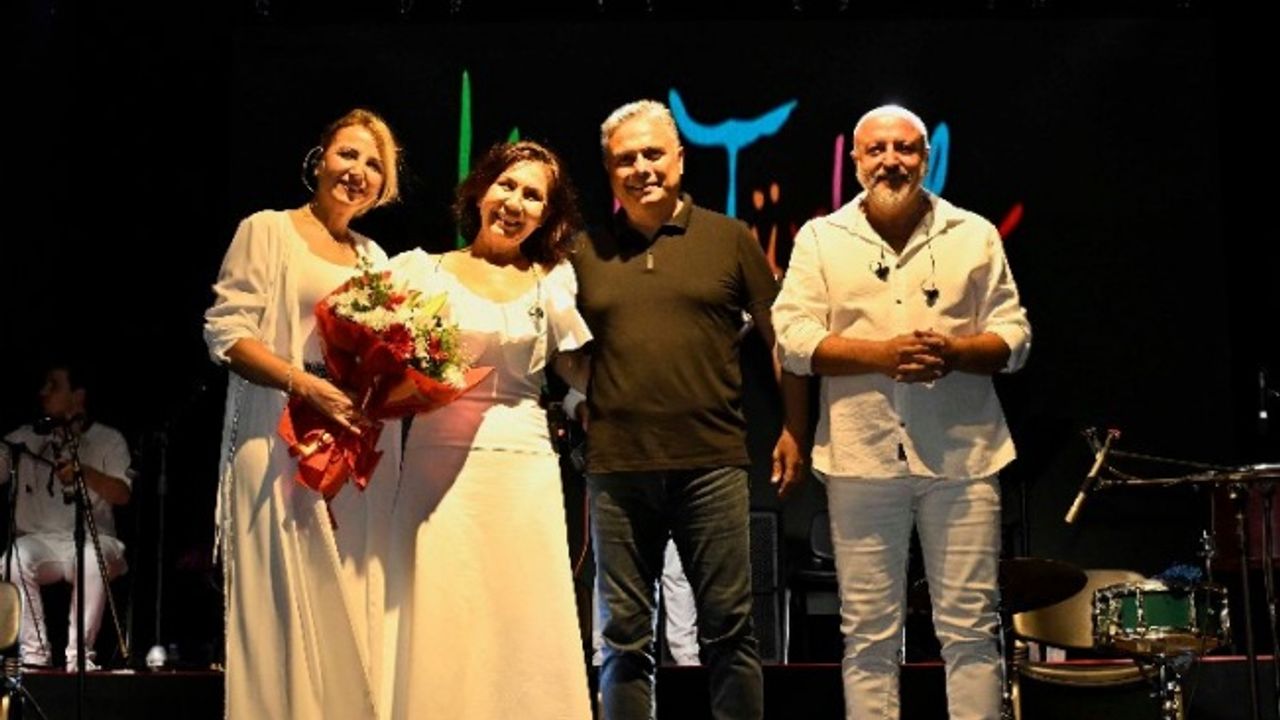 Muratpaşa'da 'Yöresel Renkler'de Kardeş Türküler gecesi