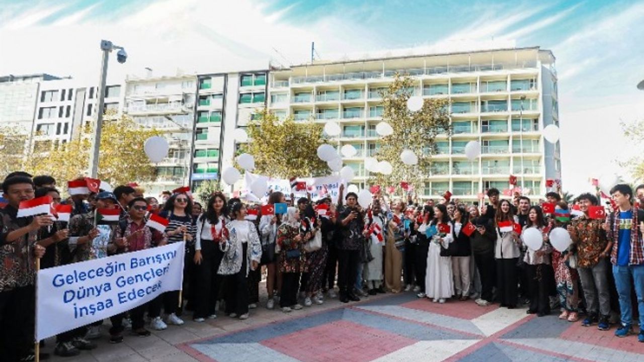 Beyaz balonlar Filistin için İzmir semalarında