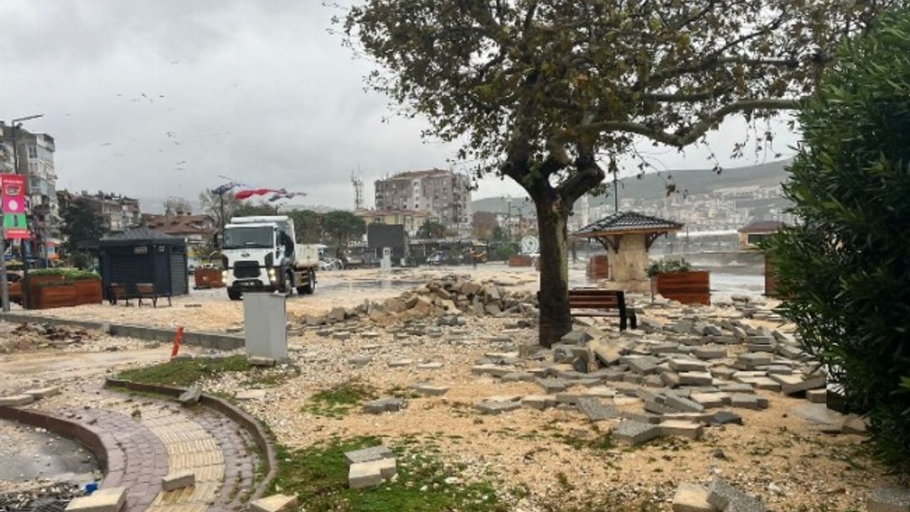Bursa Gemlik sahilinde azgın dalgalar kordona taştı