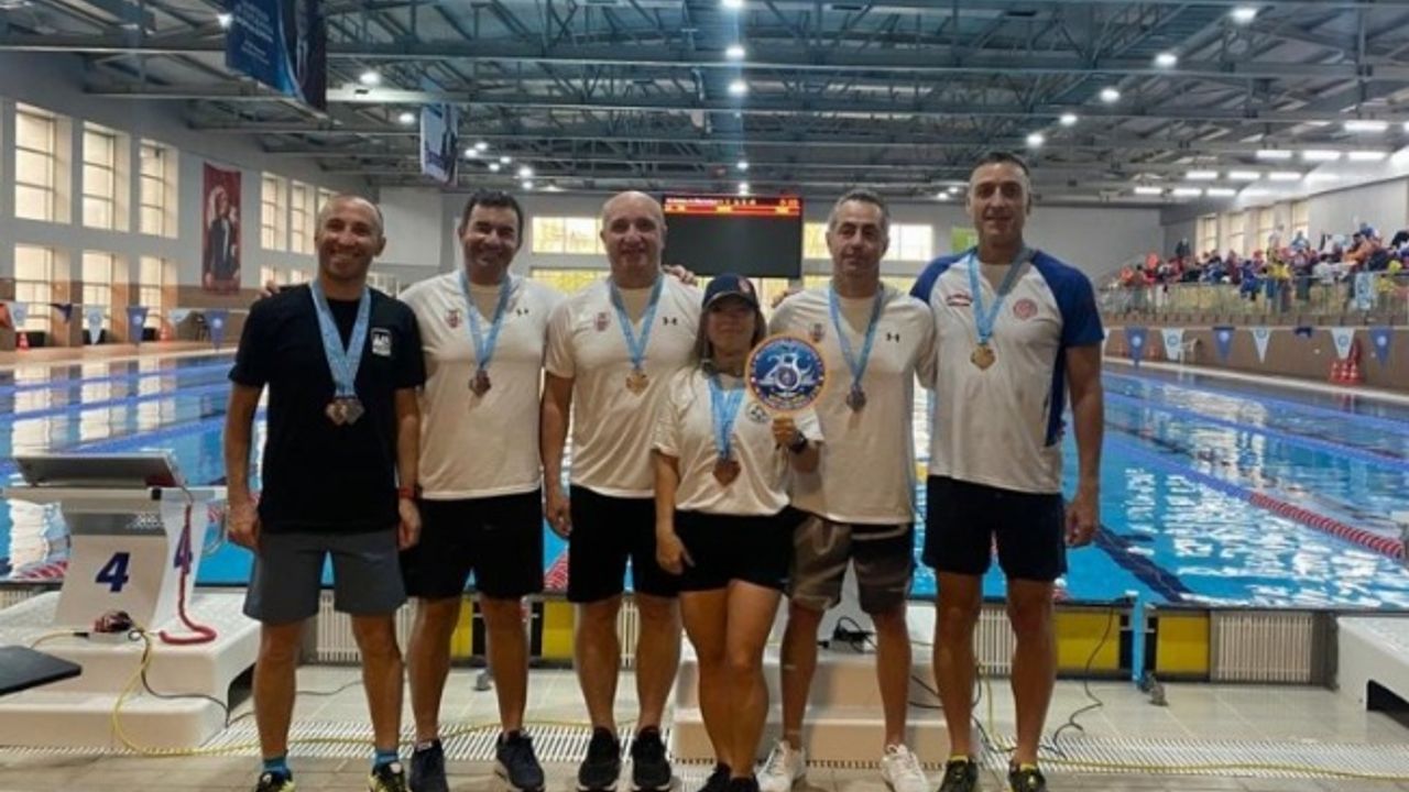 Deniz Kuvvetleri'nin masterları kulaçlarını Ata için attı