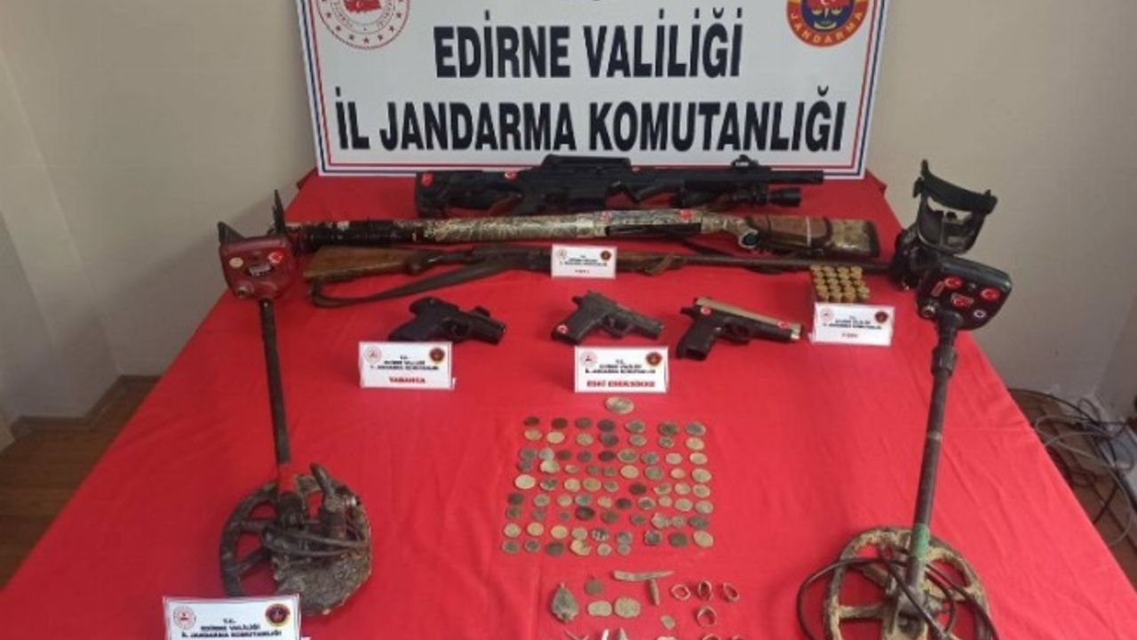 Edirne'de ruhsatsız silah ve tarihi eser, sikke ele geçirildi
