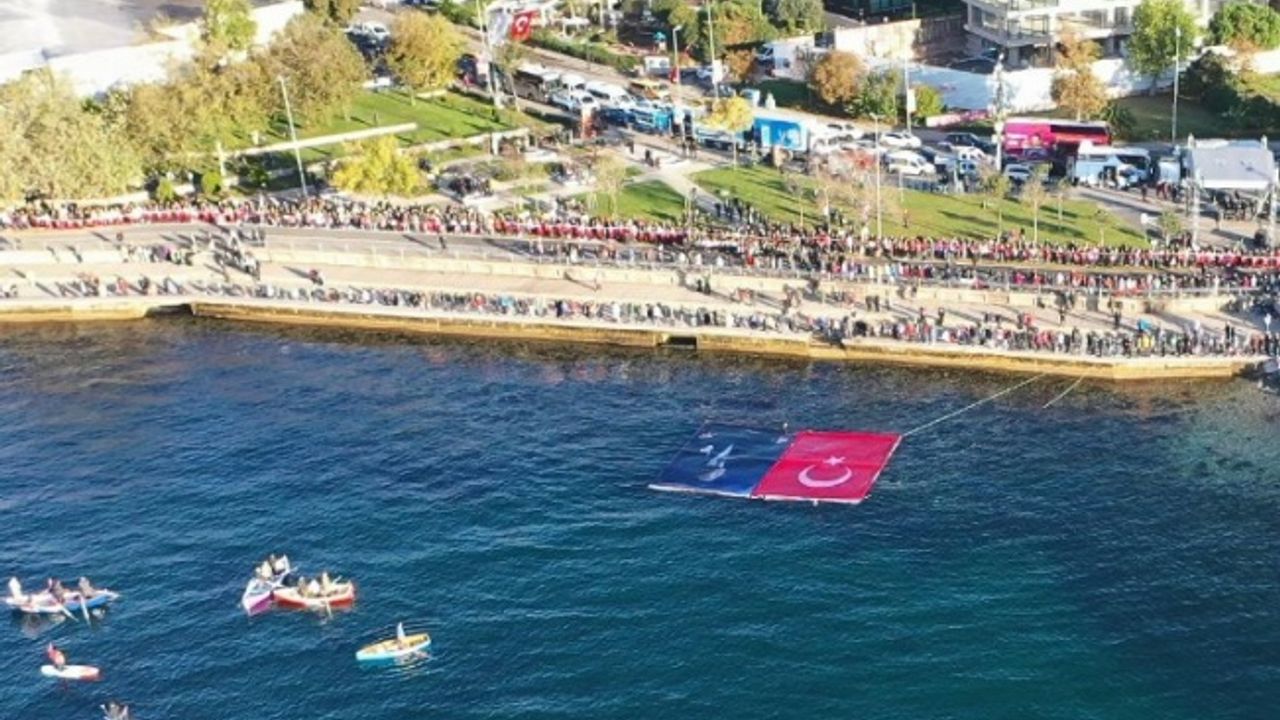 İstanbul Kadıköy'de karada, denizde, havada Ata'ya saygı zinciri