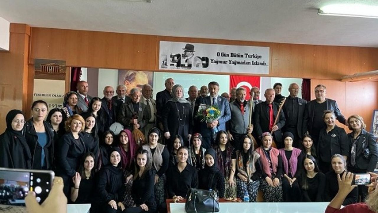Kayseri'de Ulu Çınarlar Korosu'ndan Ata'nın sevdiği şarkılar
