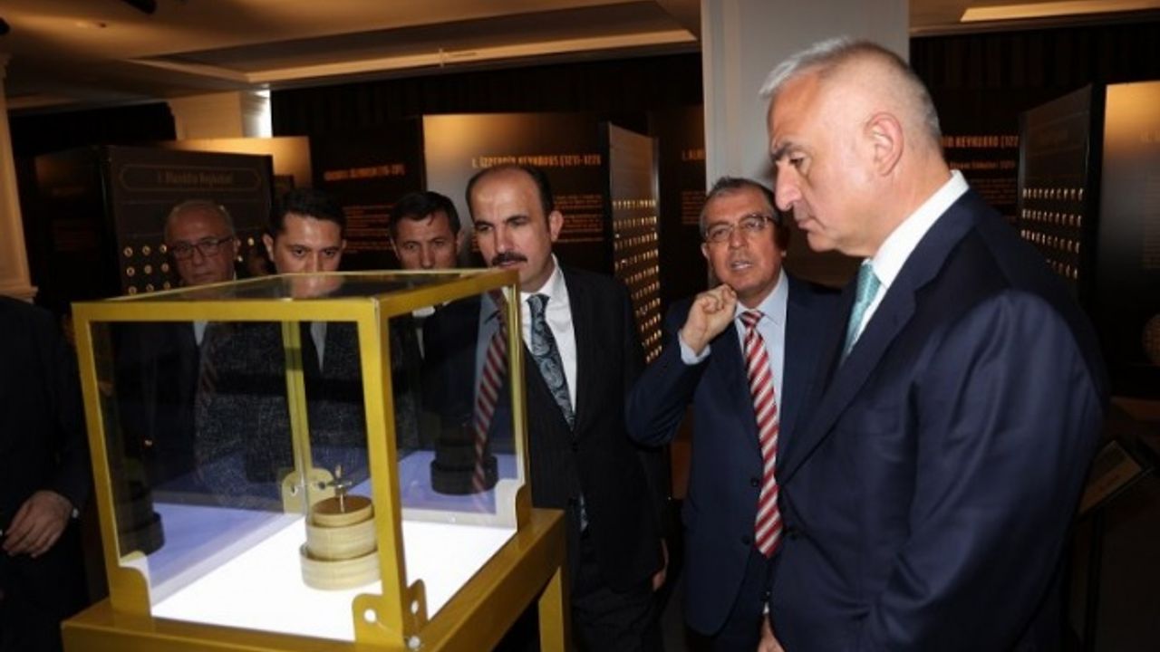 Konya'da Darü'l-Mülk Sergi Sarayı'nı gezdi