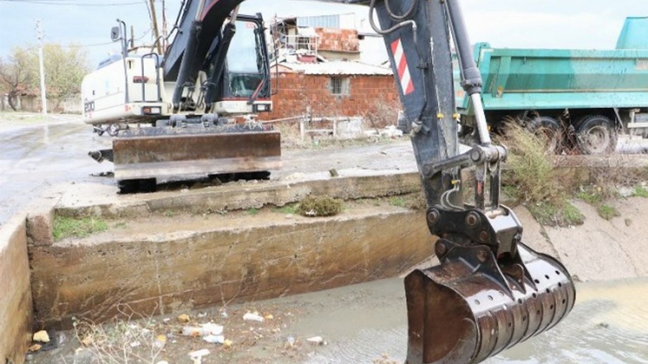 Manisa'da dere yatakları ve sulama kanalları temizleniyor