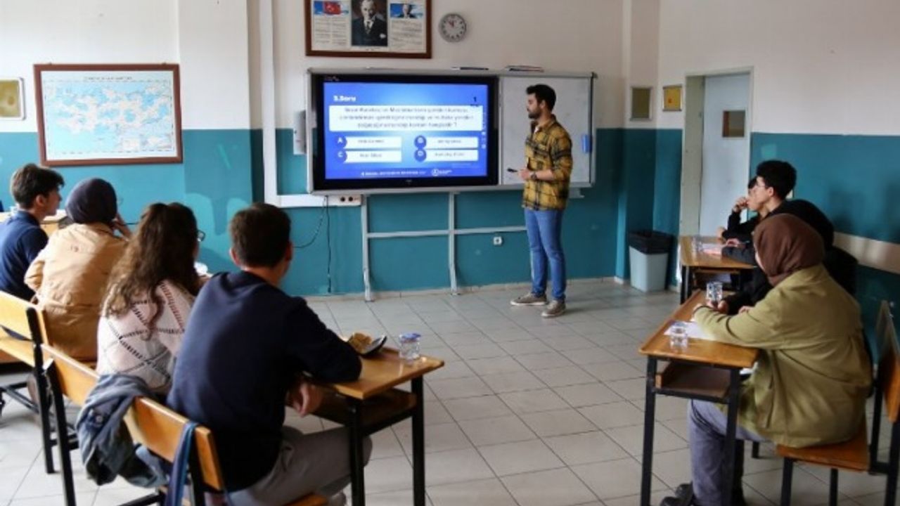 Öğrenciler 'Sezai Karakoç Yeti Bilgi Yarışması'nda ter döktü