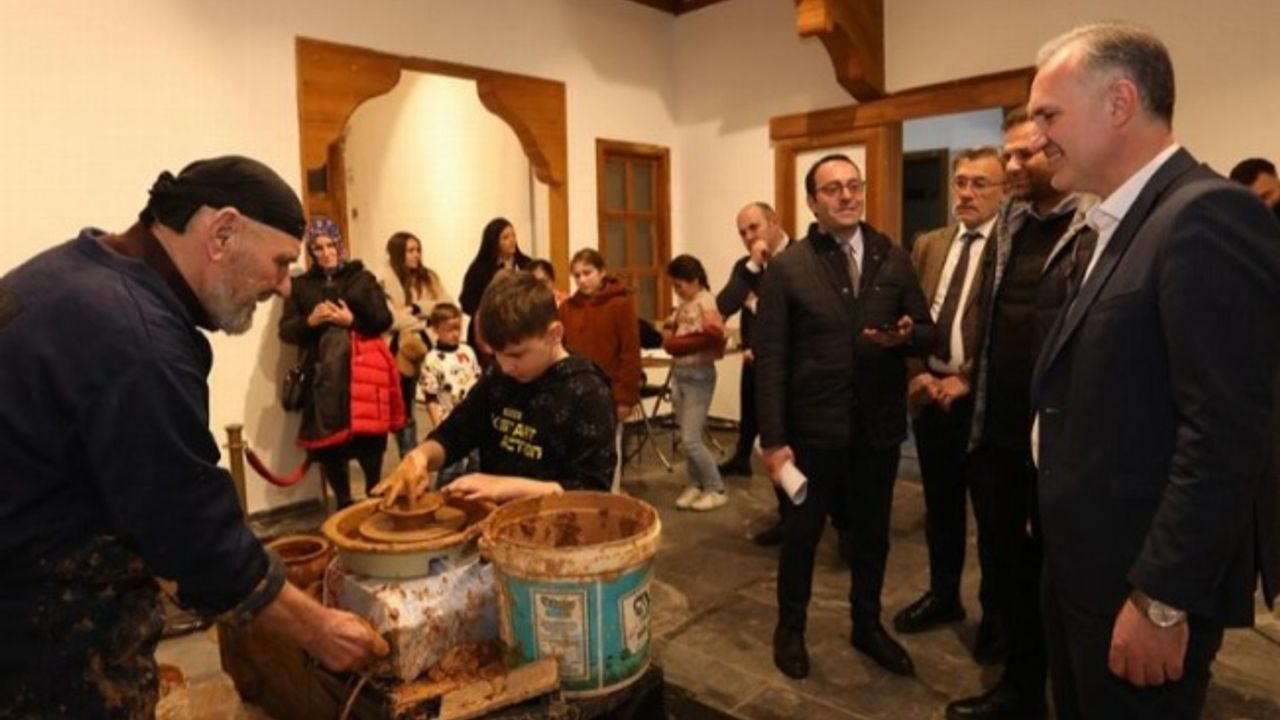 Bursa İnegöl'de minik eller çamuru sanata dönüştürüyor