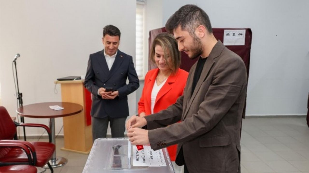 Bilecik'te Vali Aygöl ve eşi birlitke oy kullandı