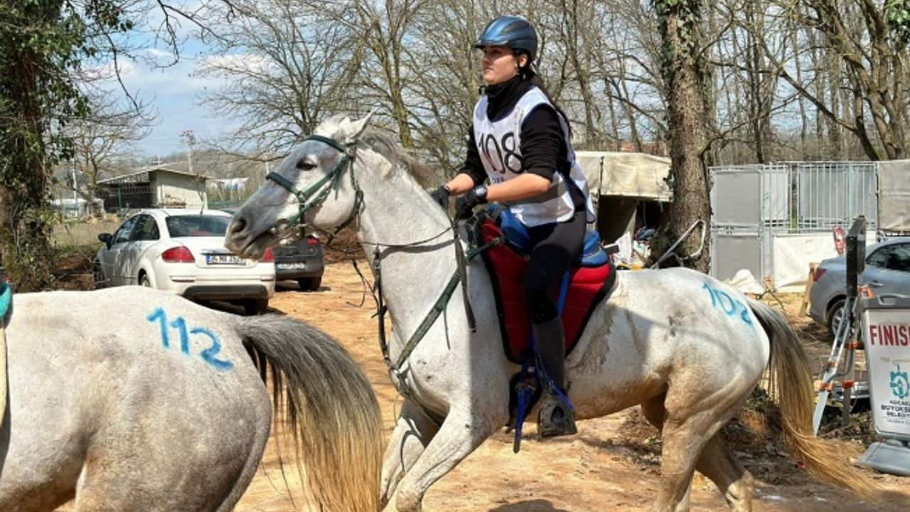 En dayanıklı atlar 80 km’lik parkurda yarıştı