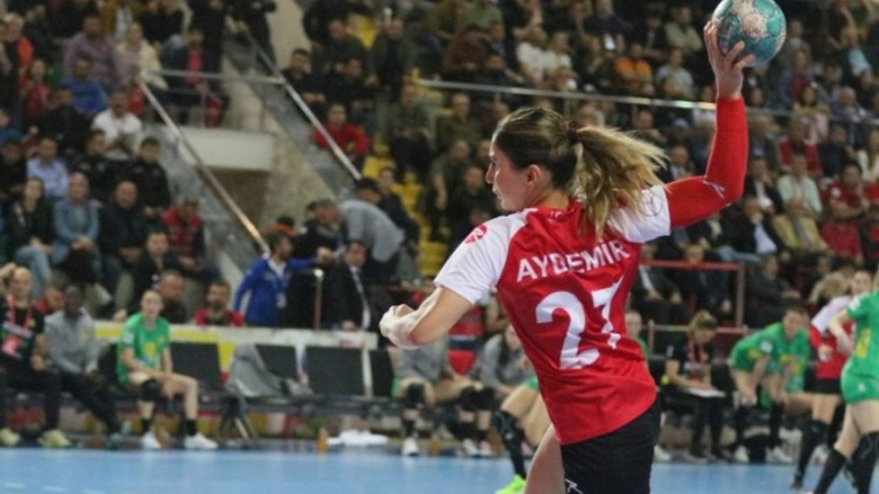 A Milli Kadınlar hentbolda Karadağ'a mağlup oldu