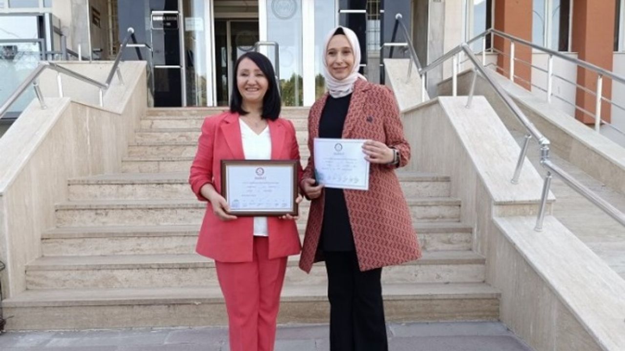 Pazaryeri'nde ilk kadın meclis üyesi mazbatasını aldı