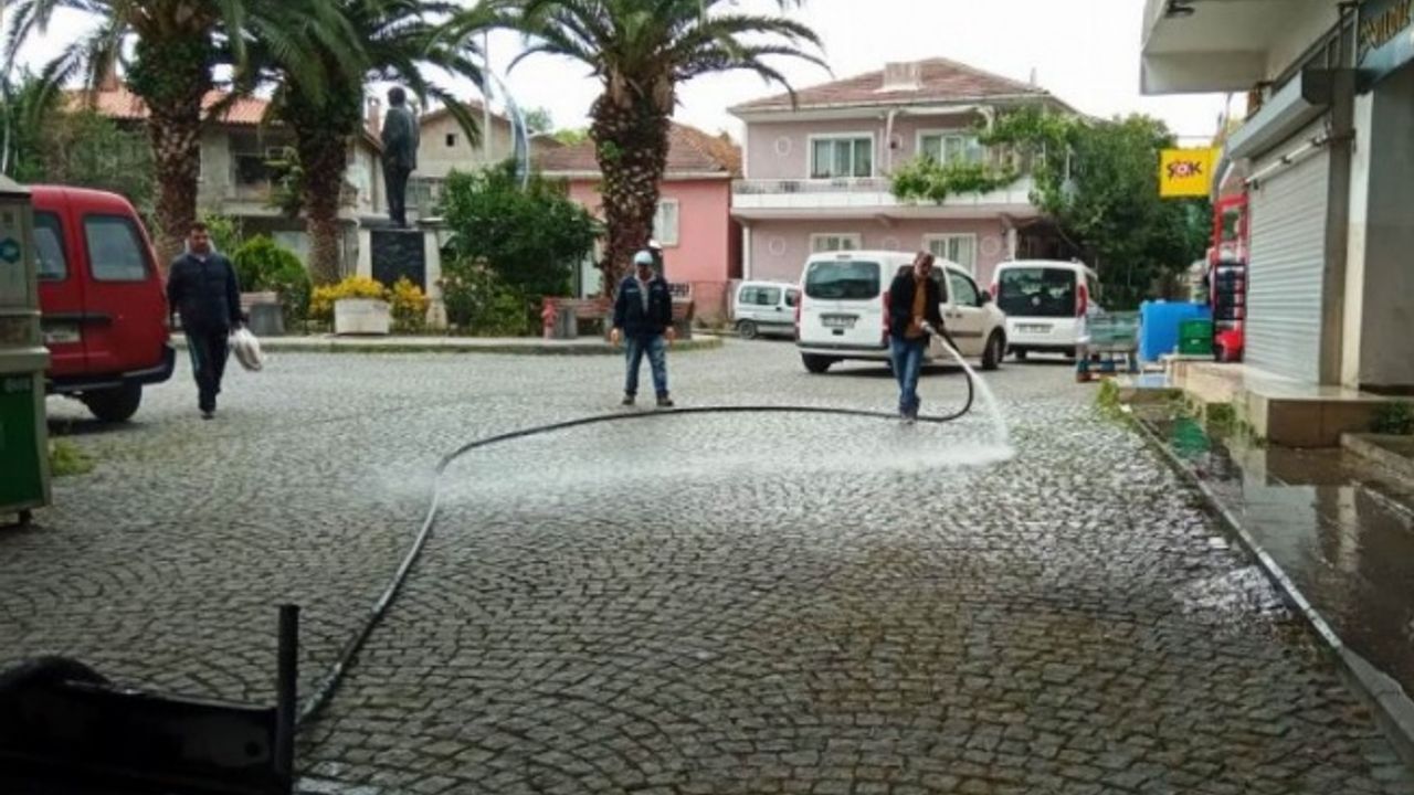 Dilovası’nda cadde ve sokaklar tazyikli suyla yıkanıyor