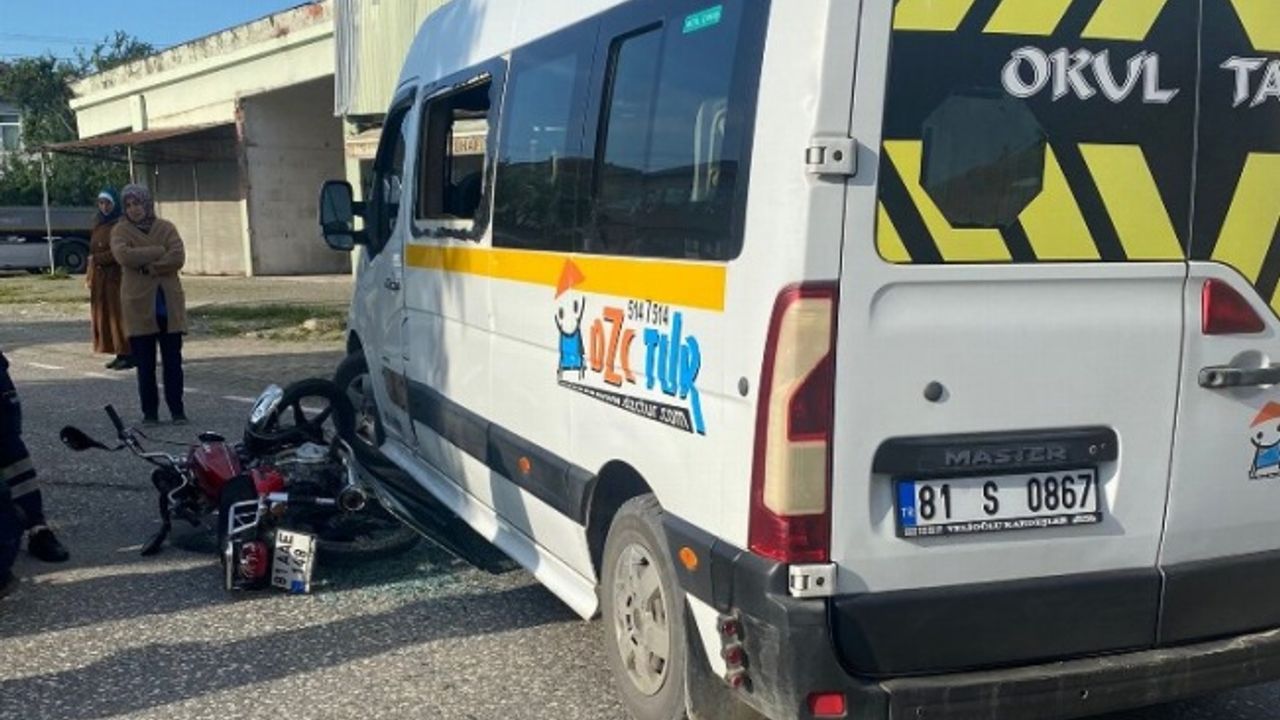 Düzce'de okul servisi ile motosiklet çarpıştı: 1 yaralı