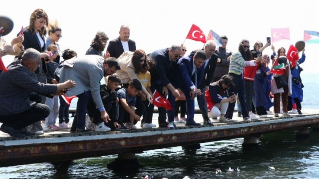 Kocaeli'den 'büyük aile' mesajı... Denize kağıttan gemiler bırakıldı