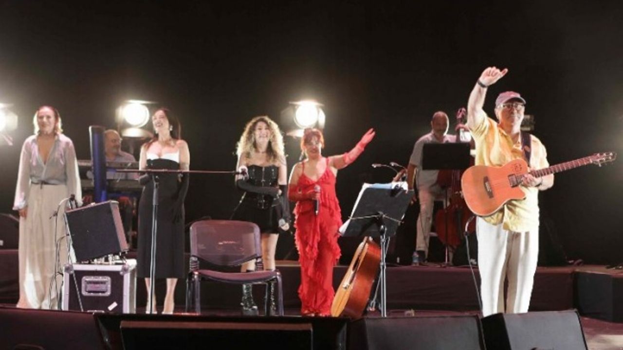 Bülent Ortaçgil'den Harbiye'de müzik dolu gece