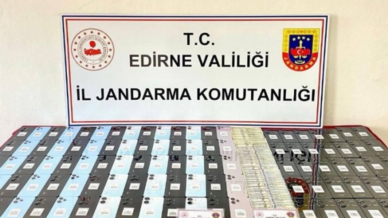 Edirne'de kaçak cep telefonu ve dolar ele geçirildi!