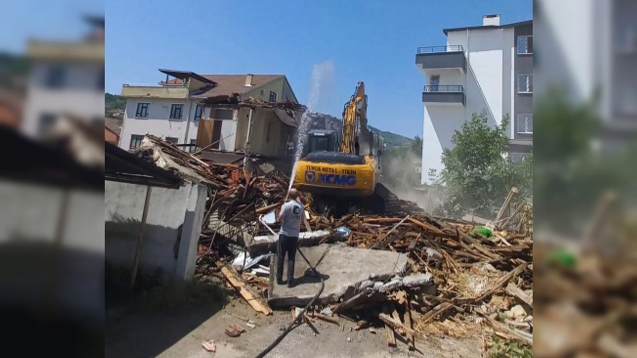 Gölcük Belediyesi metruk binaları yıkmaya devam ediyor