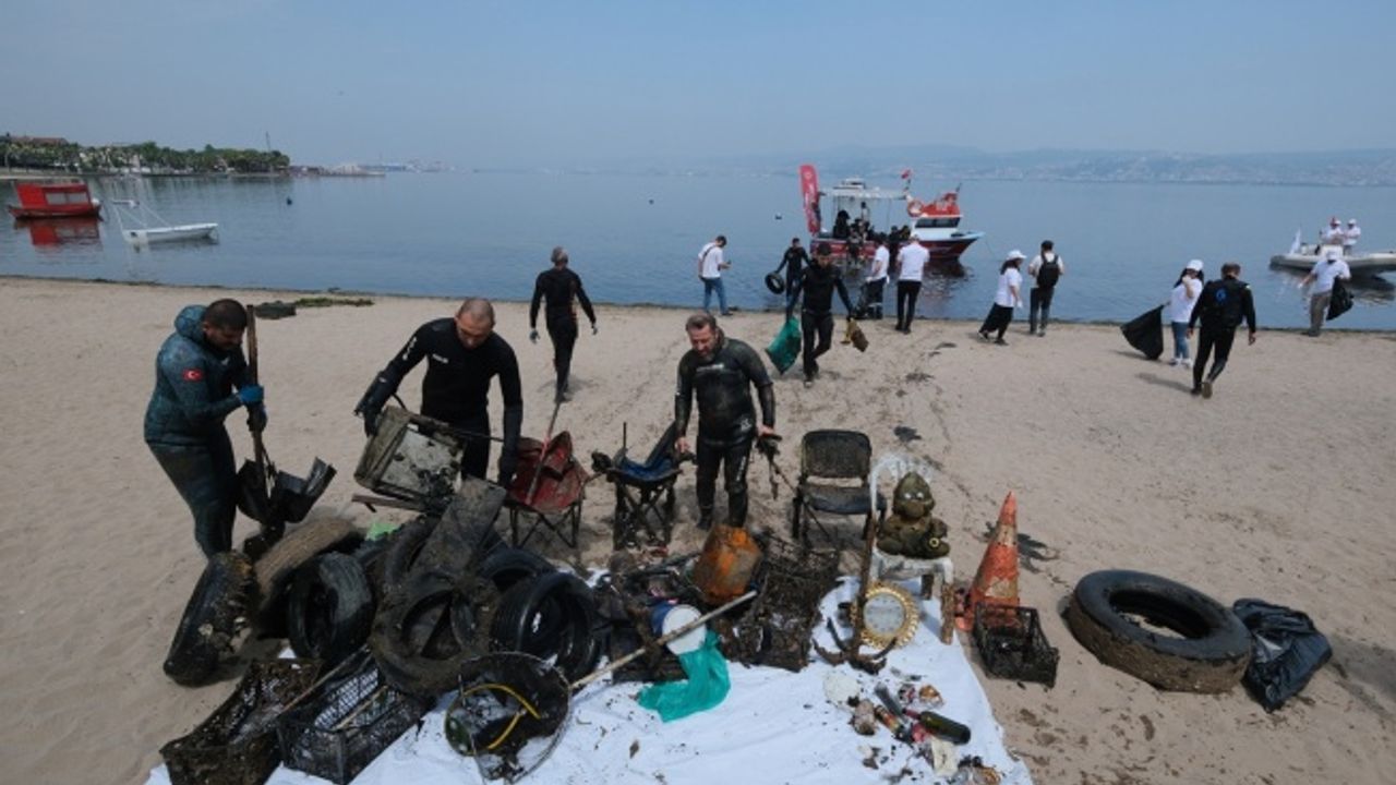 Hayat Kimya ve Limaş Kocaeli sahilinde 2.1 ton atık topladı