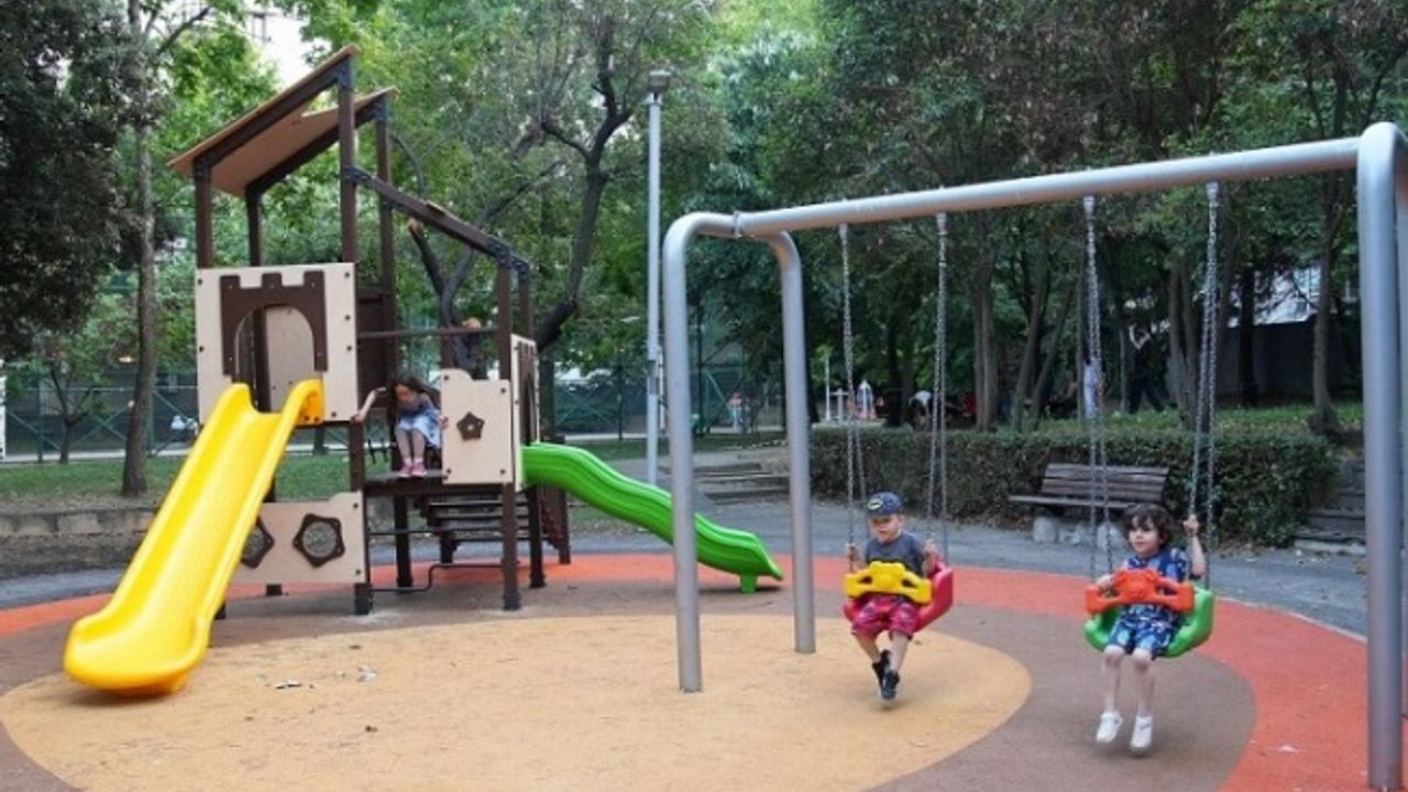 İstanbul Kadıköy'de yakılan park yeniden hayat buldu