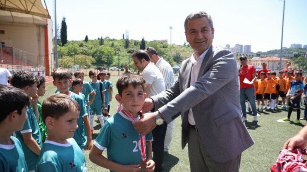 İzmitli gençler kurtuluş coşkusunu futbol şenliğinde doyasıya yaşıyor 